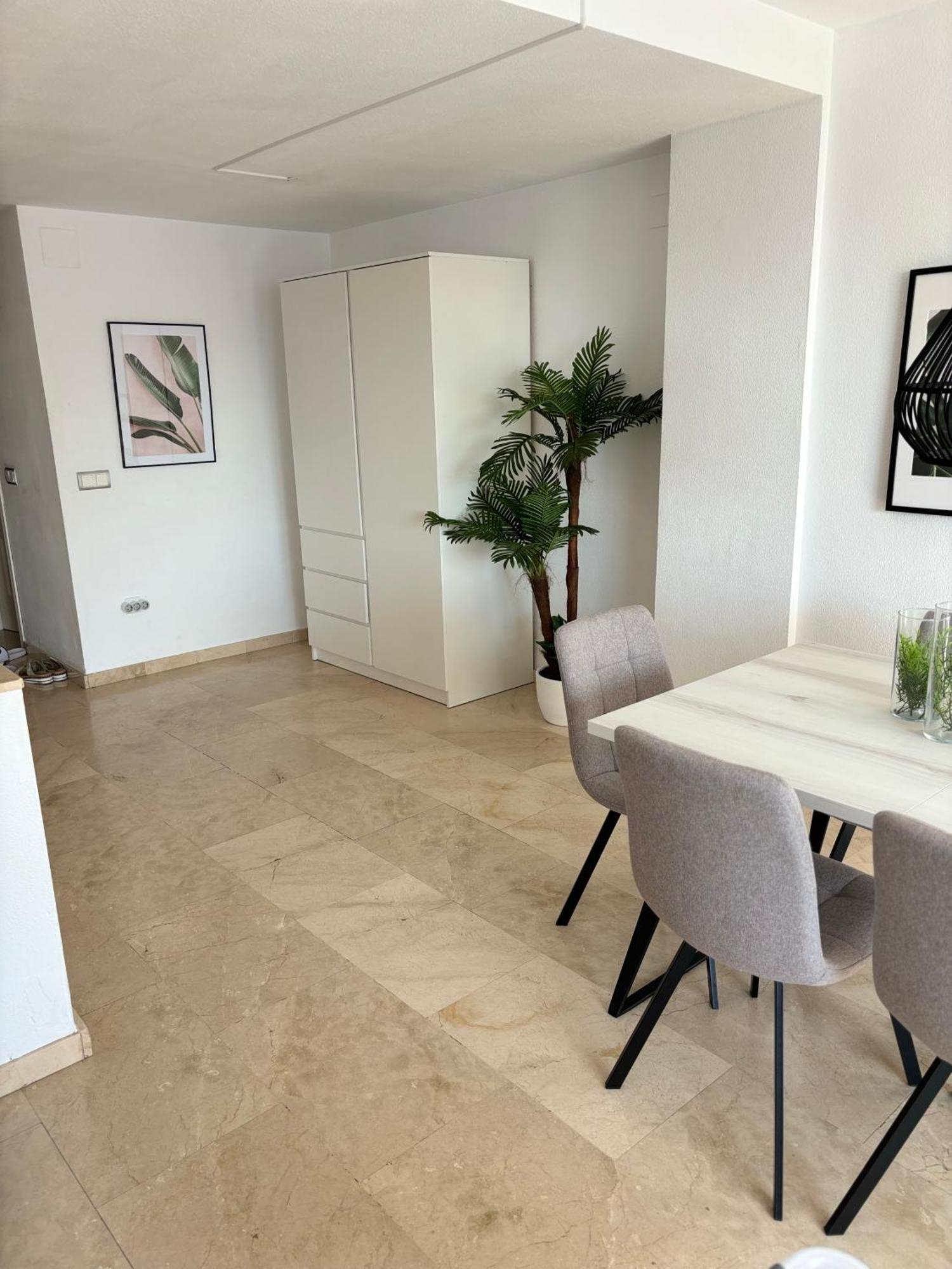 Apartment 2 Bedroom Duplex I *